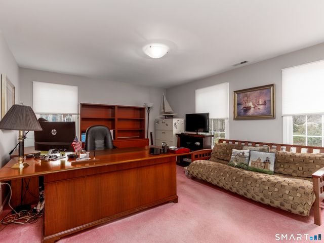 3 Lancelot Way, Hamden, CT 06518