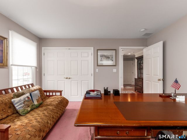 3 Lancelot Way, Hamden, CT 06518