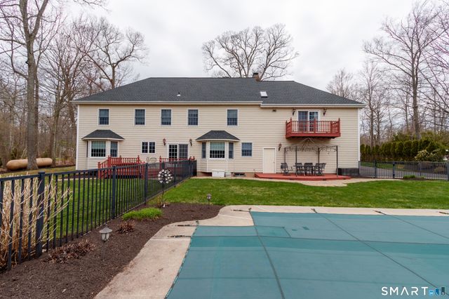 3 Lancelot Way, Hamden, CT 06518