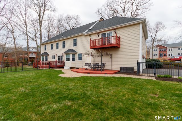 3 Lancelot Way, Hamden, CT 06518