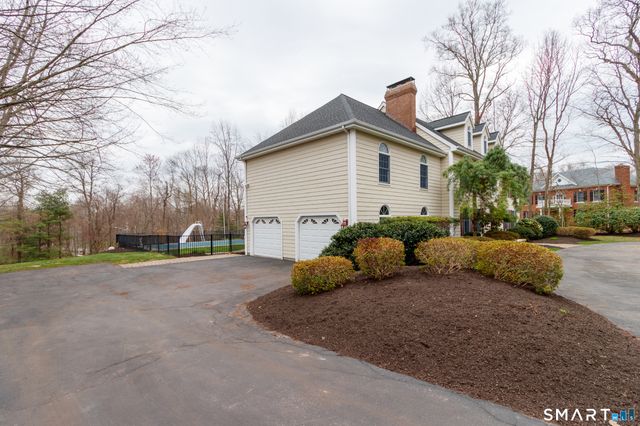 3 Lancelot Way, Hamden, CT 06518