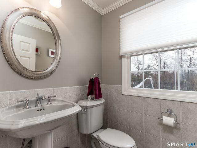 3 Lancelot Way, Hamden, CT 06518