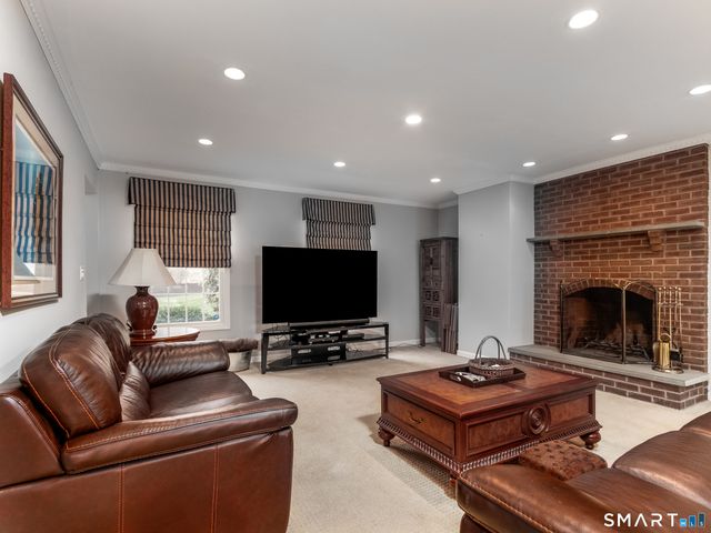 3 Lancelot Way, Hamden, CT 06518