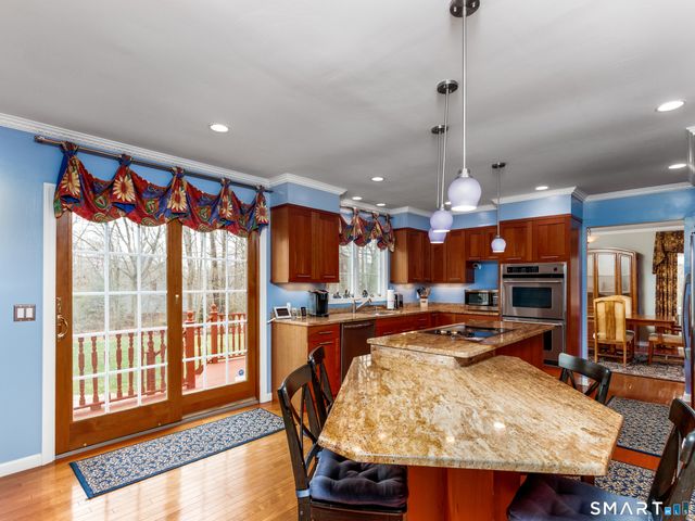 3 Lancelot Way, Hamden, CT 06518