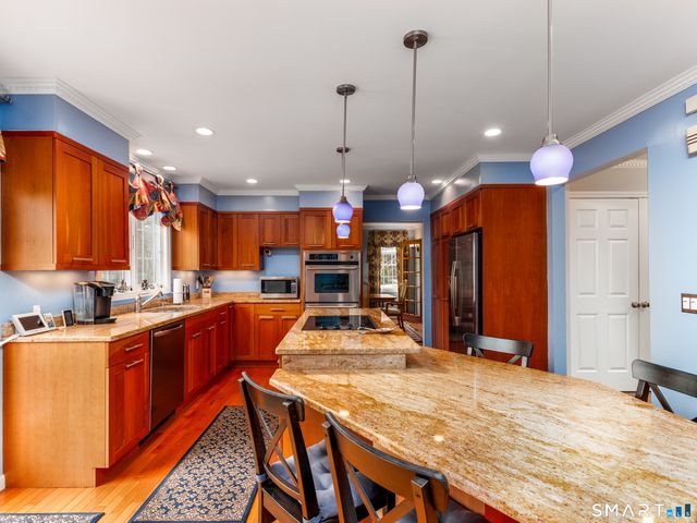 3 Lancelot Way, Hamden, CT 06518