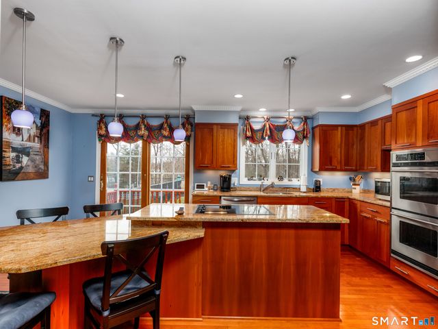 3 Lancelot Way, Hamden, CT 06518