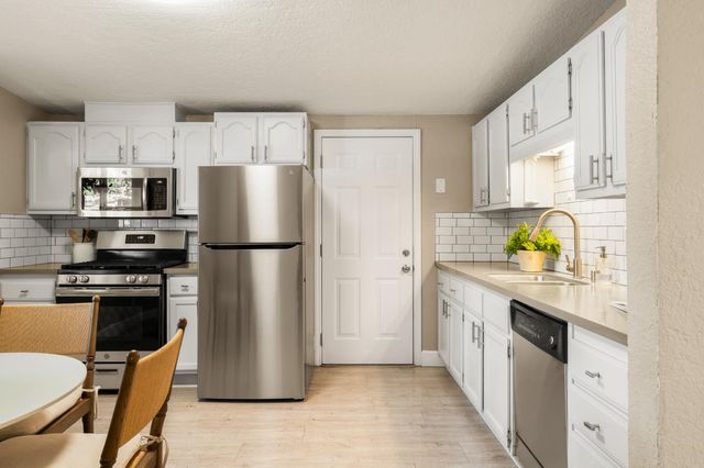 740 Reuter Dr, West Sacramento, CA 95605