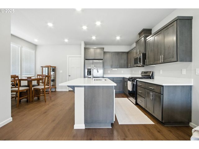 3292 Se EQUINOX Ln, Hillsboro, OR 97123