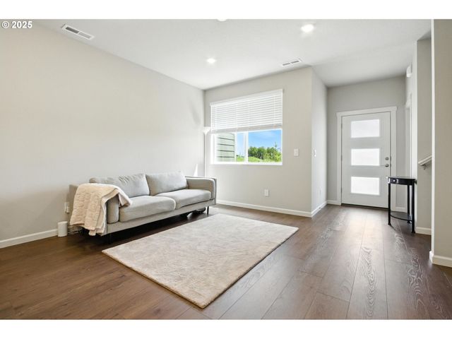 3292 Se EQUINOX Ln, Hillsboro, OR 97123
