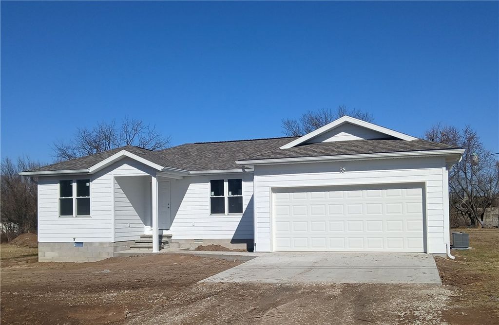 100 W 7th Street, Green Forest, AR 72638