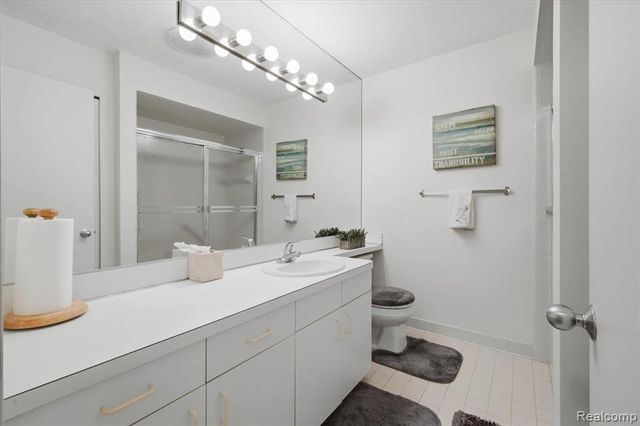 6680 Ridgefield Circle 101, West Bloomfield, MI 48322