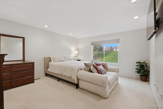 6680 Ridgefield Circle 101, West Bloomfield, MI 48322
