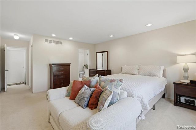 6680 Ridgefield Circle 101, West Bloomfield, MI 48322