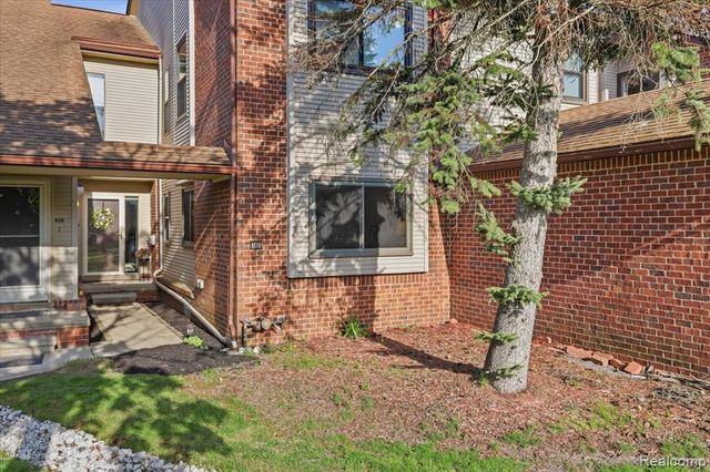 6680 Ridgefield Circle 101, West Bloomfield, MI 48322