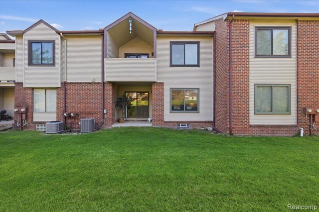 6680 Ridgefield Circle 101, West Bloomfield, MI 48322