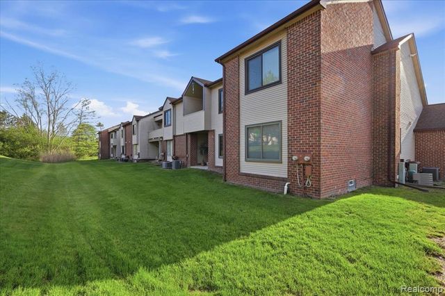 6680 Ridgefield Circle 101, West Bloomfield, MI 48322