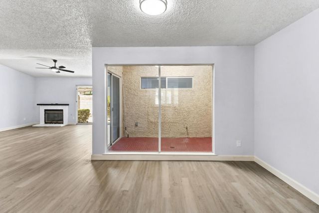 7407 Sunborough Ln, Sacramento, CA 95828