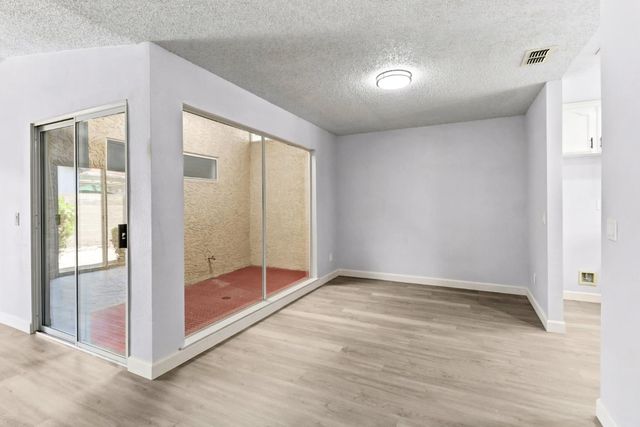 7407 Sunborough Ln, Sacramento, CA 95828