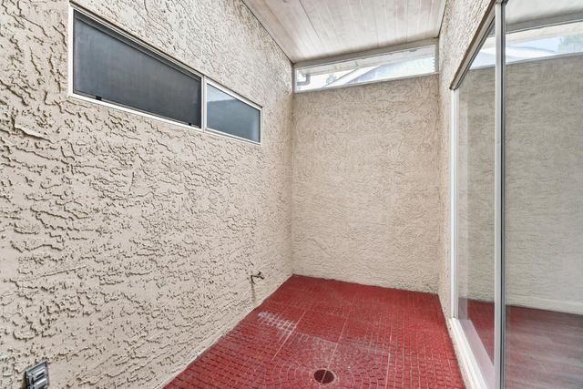7407 Sunborough Ln, Sacramento, CA 95828