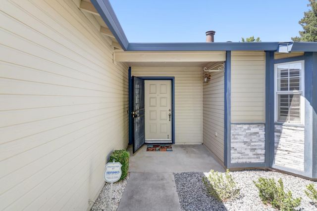 7407 Sunborough Ln, Sacramento, CA 95828