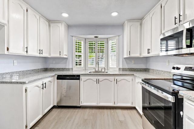 7407 Sunborough Ln, Sacramento, CA 95828