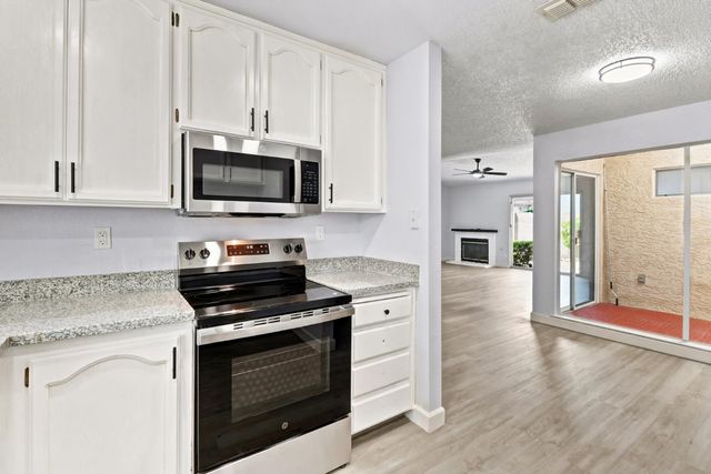 7407 Sunborough Ln, Sacramento, CA 95828