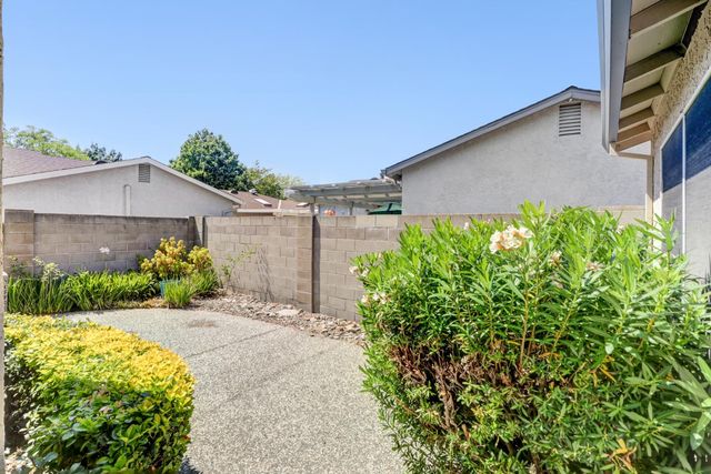 7407 Sunborough Ln, Sacramento, CA 95828