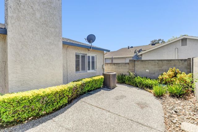 7407 Sunborough Ln, Sacramento, CA 95828