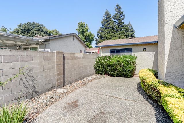 7407 Sunborough Ln, Sacramento, CA 95828