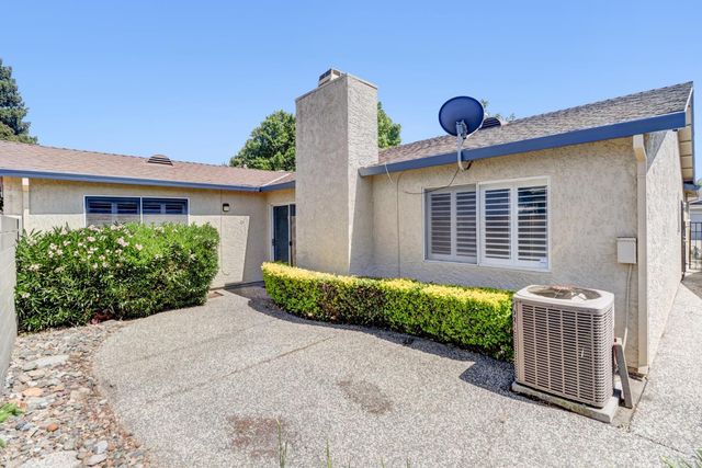7407 Sunborough Ln, Sacramento, CA 95828