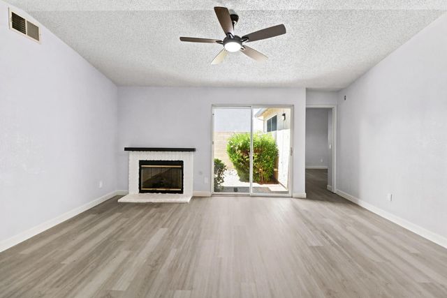 7407 Sunborough Ln, Sacramento, CA 95828