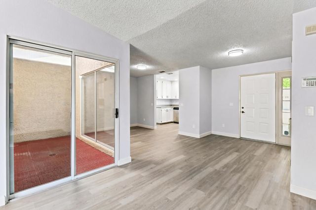7407 Sunborough Ln, Sacramento, CA 95828