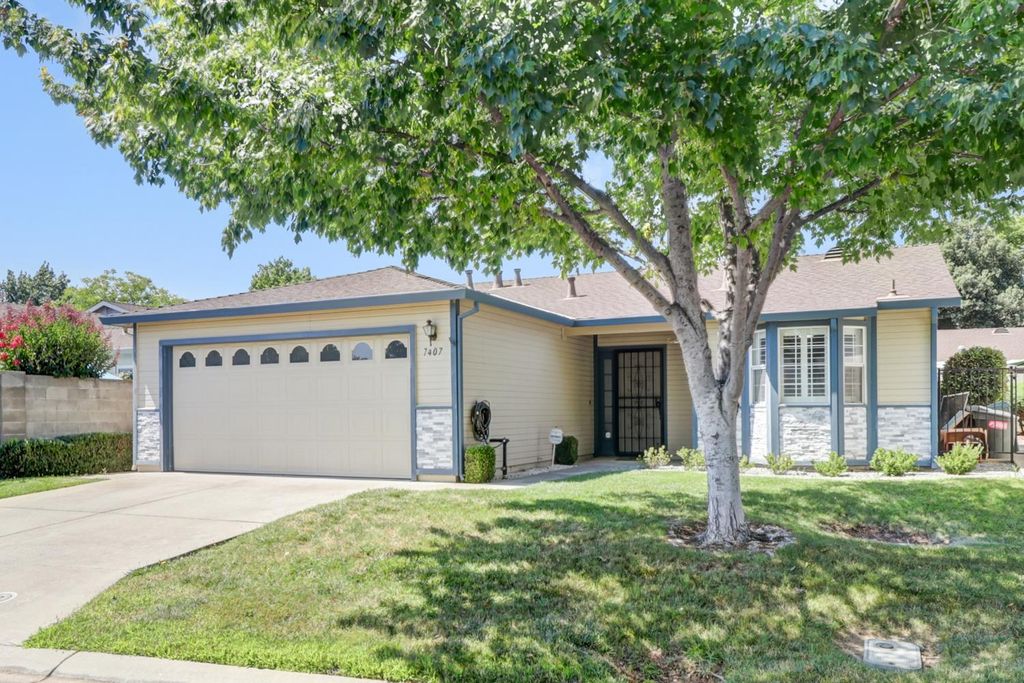 7407 Sunborough Ln, Sacramento, CA 95828