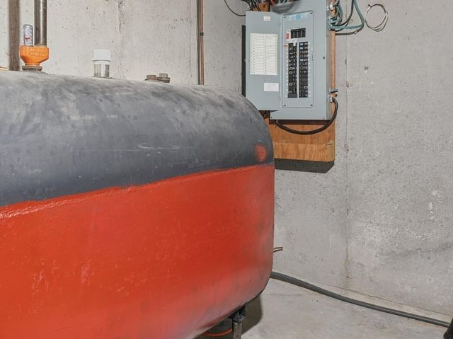 8 Crest Drive, Somersworth, NH 03878