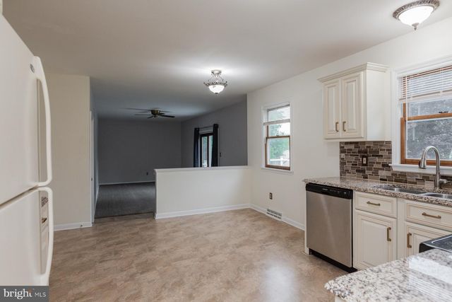 15 BLACKBERRY LN, Ephrata, PA 17522