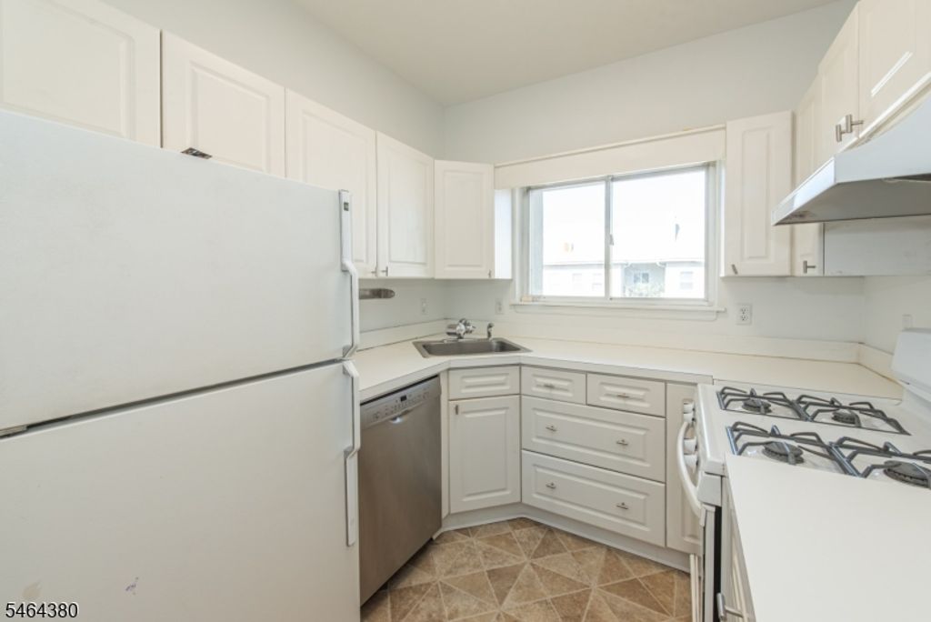 324 Brittany Dr, Wayne Twp., NJ 07470 — photo 3