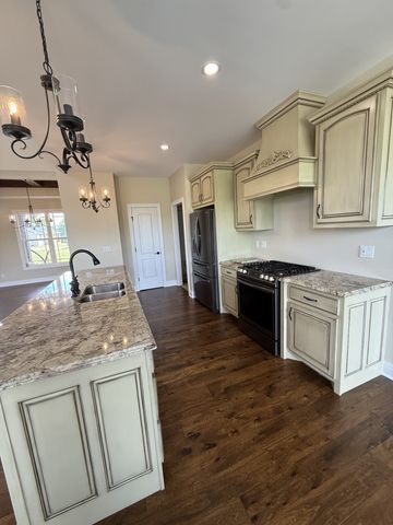 702 Parker Ln, Lafayette, TN 37083