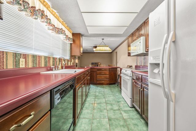 1002 N Beech Dr, Fayetteville, TN 37334