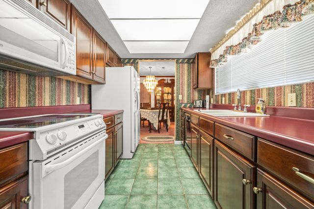 1002 N Beech Dr, Fayetteville, TN 37334