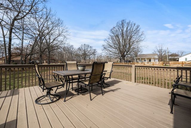 1002 N Beech Dr, Fayetteville, TN 37334