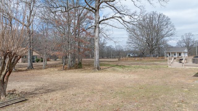 1002 N Beech Dr, Fayetteville, TN 37334