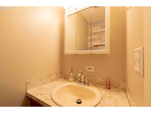 1935 Ne 19TH St, Gresham, OR 97030