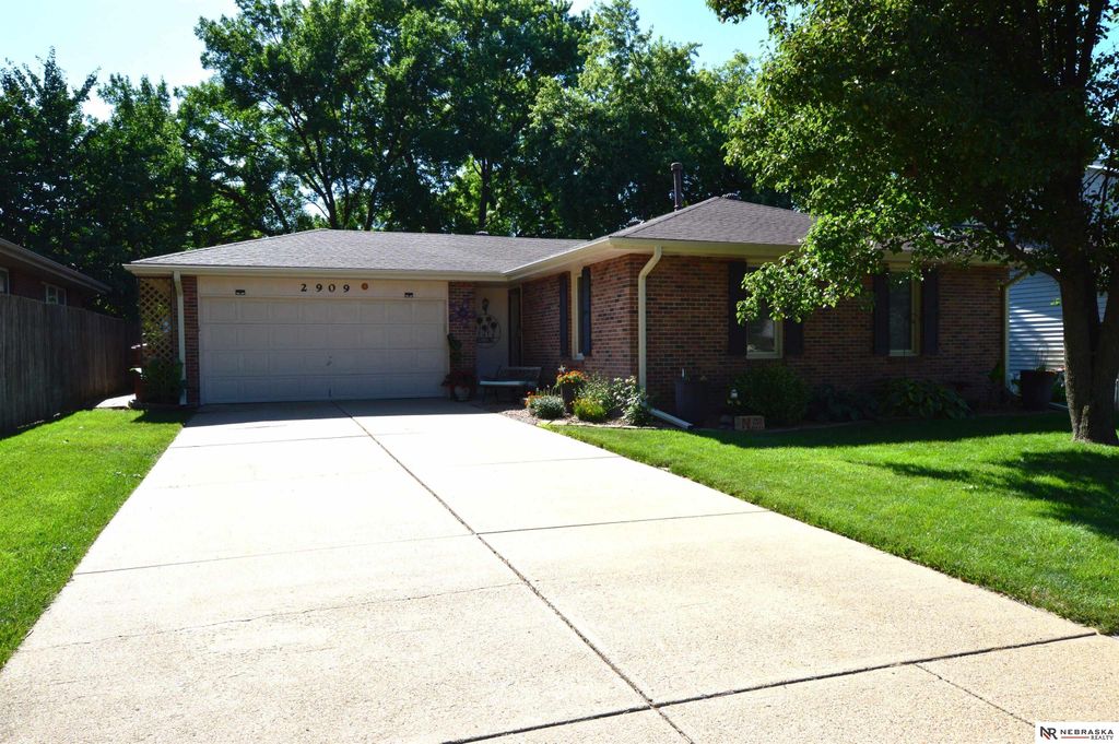 2909 S 52nd Street, Lincoln, NE 68506