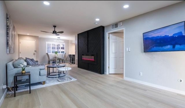 4303 E Cactus Road 128, Phoenix, AZ 85032