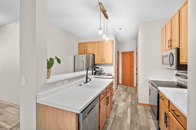 17914 Cobblestone Way, Eden Prairie, MN 55347