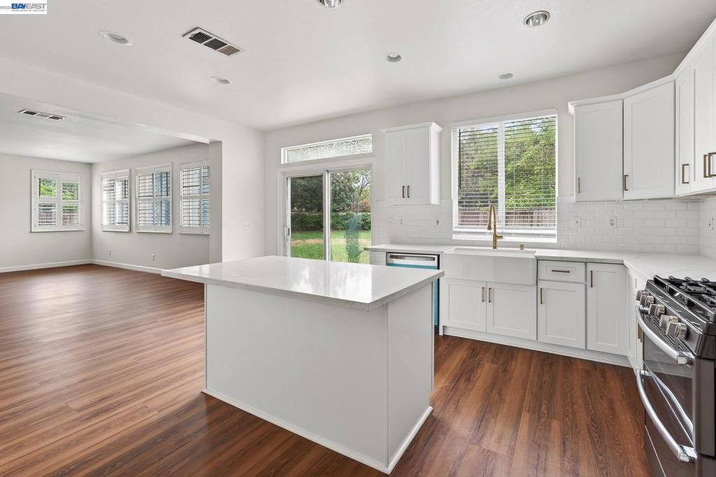 Image 13 of property listing at Address unavailable.