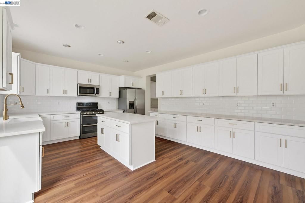 Image 14 of property listing at Address unavailable.