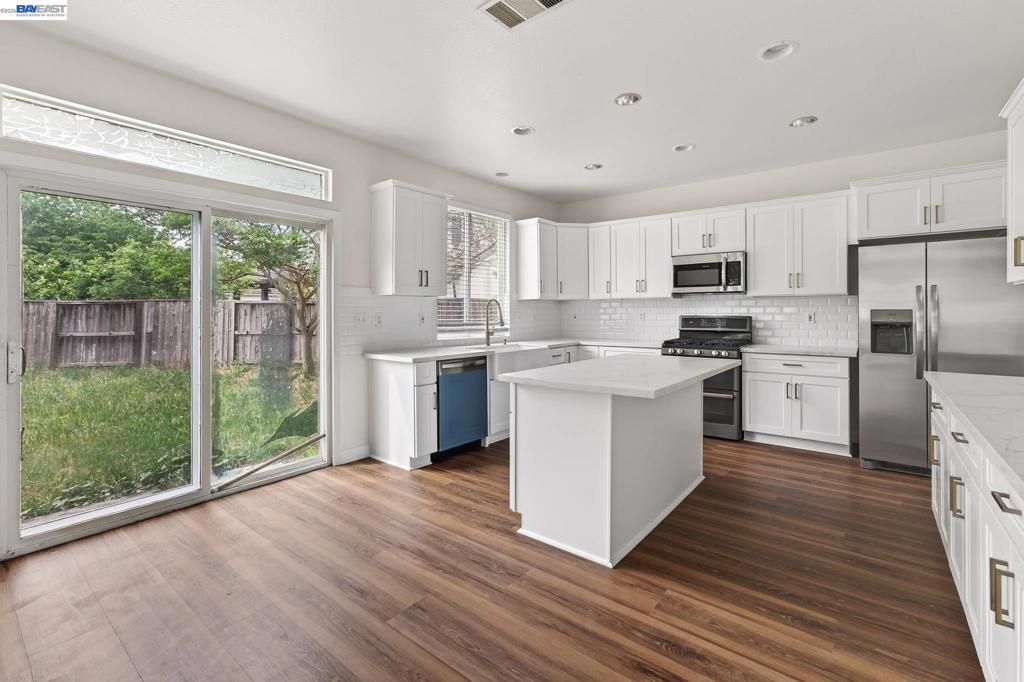 Image 15 of property listing at Address unavailable.