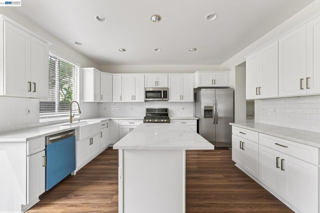 Image 16 of property listing at Address unavailable.