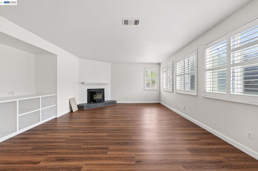 Image 18 of property listing at Address unavailable.